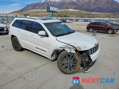 Czwarte zdjęcie samochodu z boku: 2019 JEEP GRAND CHEROKEE LAREDO VIN:1C4RJFAG8KC618736 - miniatura