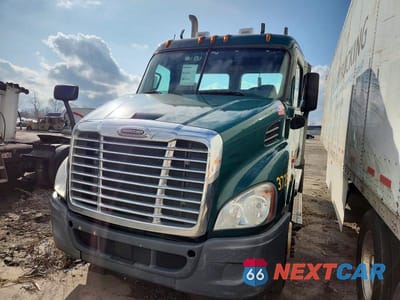 Drugie zdjęcie samochodu z przodu: 2018 FREIGHTLINER CASCADIA 113 SEMI TRUCK VIN:3AKBGADV0JSJL4388 - miniatura