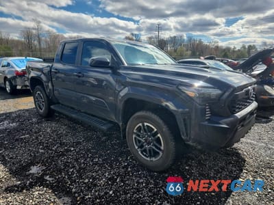 Czwarte zdjęcie samochodu z boku: 2024 TOYOTA TACOMA TRD SPORT VIN:3TMLB5JN7RM049947 - miniatura