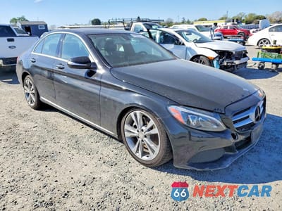 Czwarte zdjęcie samochodu z boku: 2015 MERCEDES-BENZ C 300 VIN:55SWF4JB6FU065475 - miniatura