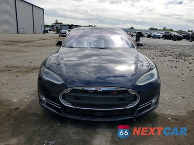 Piąte zdjęcie samochodu w środku: 2015 TESLA MODEL S 85D VIN:5YJSA1H27FFP74547 - miniatura