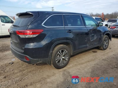 Trzecie zdjęcie samochodu z tyłu: 2019 TOYOTA HIGHLANDER LE VIN:5TDBZRFH6KS743486 - miniatura