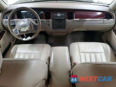 Zdjęcie 8 z 11 samochodu: 2004 LINCOLN TOWN CAR EXECUTIVE VIN:1LNHM81WX4Y672630 - miniatura