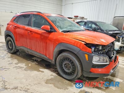 Czwarte zdjęcie samochodu z boku: 2020 HYUNDAI KONA SEL PLUS VIN:KM8K6CAA3LU523537 - miniatura