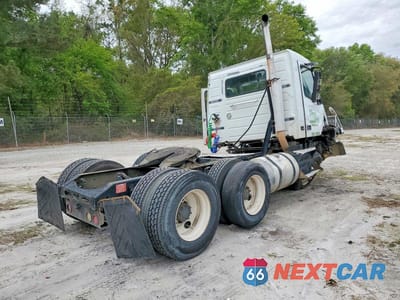 Czwarte zdjęcie samochodu z boku: 2010 VOLVO VNM SEMI TRUCK VIN:4V4MC9DF7AN281038 - miniatura