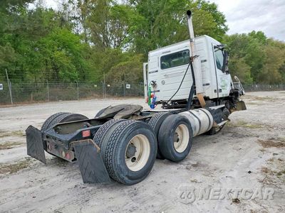 Czwarte zdjęcie samochodu z boku: 2010 VOLVO VNM SEMI TRUCK VIN:4V4MC9DF7AN281038 - miniatura