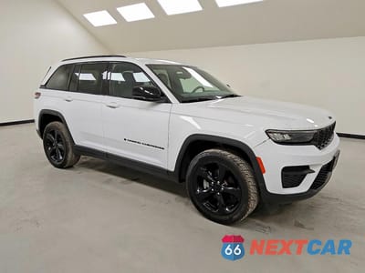 Czwarte zdjęcie samochodu z boku: 2023 JEEP GRAND CHEROKEE LAREDO VIN:1C4RJGAG4PC647812 - miniatura