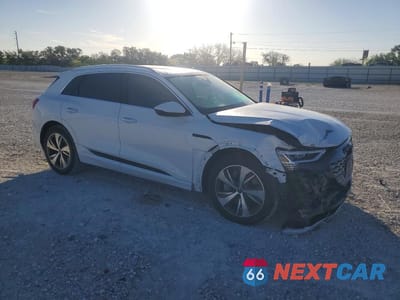 Czwarte zdjęcie samochodu z boku: 2024 AUDI Q8 E-TRON PREMIUM PLUS VIN:WA15ABGE1RB013500 - miniatura