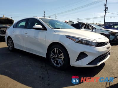 Czwarte zdjęcie samochodu z boku: 2023 KIA FORTE LXS VIN:3KPF24AD9PE649522 - miniatura