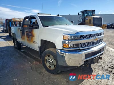Czwarte zdjęcie samochodu z boku: 2019 CHEVROLET SILVERADO K2500 HEAVY DUTY VIN:2GC2KREG8K1234648 - miniatura