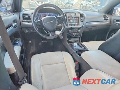 Zdjęcie 8 z 12 samochodu: 2019 CHRYSLER 300 S VIN:2C3CCABT3KH518186 - miniatura