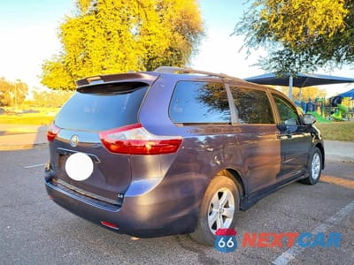 Czwarte zdjęcie samochodu z boku: 2020 TOYOTA SIENNA LE VIN:5TDKZ3DC1LS043848 - miniatura