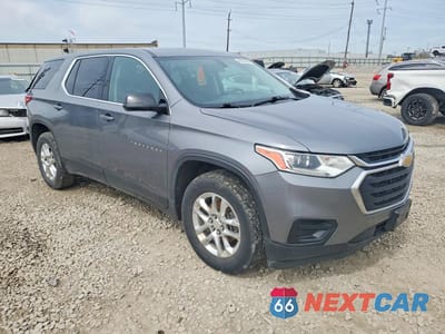 Czwarte zdjęcie samochodu z boku: 2019 CHEVROLET TRAVERSE LS VIN:1GNERFKW4KJ216793 - miniatura