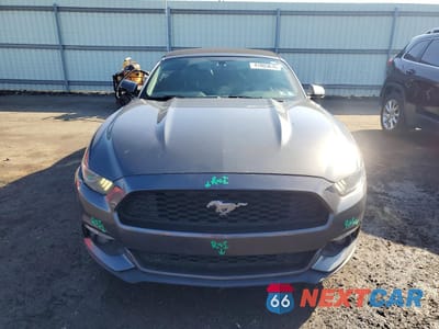 Piąte zdjęcie samochodu w środku: 2017 FORD MUSTANG VIN:1FATP8UH8H5303152 - miniatura