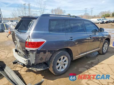 Trzecie zdjęcie samochodu z tyłu: 2013 TOYOTA HIGHLANDER SE VIN:5TDBK3EH1DS221662 - miniatura