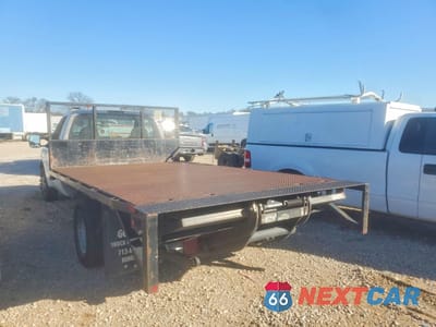 Trzecie zdjęcie samochodu z tyłu: 2006 FORD F350 SUPER DUTY FLATBED TRUCK VIN:1FDWF36P76EC38028 - miniatura