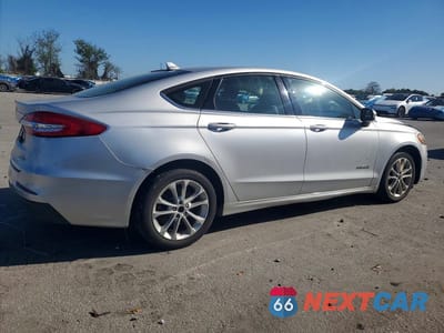 Trzecie zdjęcie samochodu z tyłu: 2019 FORD FUSION SE VIN:3FA6P0LU0KR225161 - miniatura