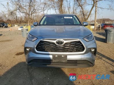 Piąte zdjęcie samochodu w środku: 2023 TOYOTA HIGHLANDER XLE VIN:5TDKDRBH9PS503098 - miniatura