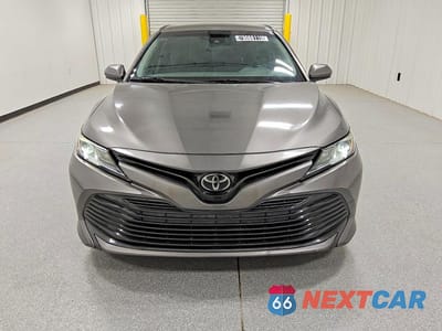 Piąte zdjęcie samochodu w środku: 2019 TOYOTA CAMRY LE VIN:4T1B11HK5KU714103 - miniatura