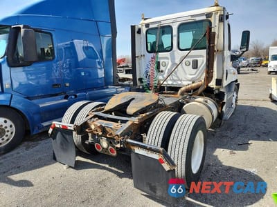 Czwarte zdjęcie samochodu z boku: 2016 FREIGHTLINER CASCADIA 125 SEMI TRUCK VIN:1FUBGEDV6GLHC5674 - miniatura