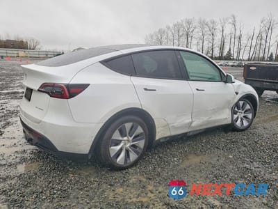 Trzecie zdjęcie samochodu z tyłu: 2021 TESLA MODEL Y VIN:5YJYGAEE5MF196386 - miniatura