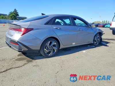 Trzecie zdjęcie samochodu z tyłu: 2025 HYUNDAI ELANTRA HYBRID SEL SPORT VIN:KMHLM4DJ0SU158258 - miniatura