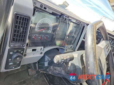 Zdjęcie 8 z 10 samochodu: 2020 MACK PINNACLE SEMI TRUCK VIN:1M1PN4GY8LM005334 - miniatura