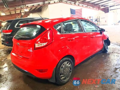 Trzecie zdjęcie samochodu z tyłu: 2013 FORD FIESTA SE VIN:3FADP4EJ4DM216917 - miniatura