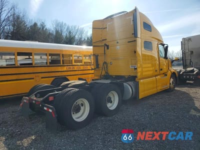 Czwarte zdjęcie samochodu z boku: 2022 VOLVO VNL SEMI TRUCK VIN:4V4NC9EH9NN289300 - miniatura