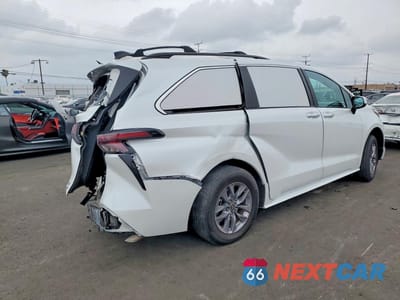 Trzecie zdjęcie samochodu z tyłu: 2024 TOYOTA SIENNA XLE 8-PASSENGER VIN:5TDYRKEC8RS198960 - miniatura
