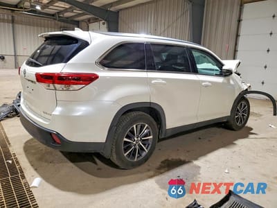 Trzecie zdjęcie samochodu z tyłu: 2019 TOYOTA HIGHLANDER XLE VIN:5TDJZRFH5KS617454 - miniatura