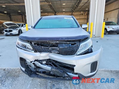 Piąte zdjęcie samochodu w środku: 2015 KIA SORENTO LX VIN:5XYKT3A64FG594406 - miniatura