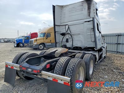 Czwarte zdjęcie samochodu z boku: 2023 VOLVO VN VNL VIN:4V4NC9EH8PN304016 - miniatura