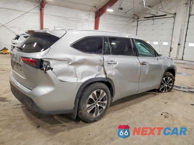 Trzecie zdjęcie samochodu z tyłu: 2022 TOYOTA HIGHLANDER XLE VIN:5TDGZRBH1NS596767 - miniatura