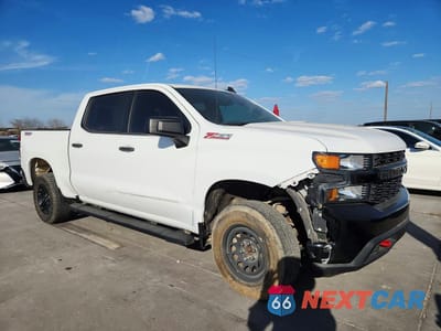 Czwarte zdjęcie samochodu z boku: 2021 CHEVROLET SILVERADO K1500 TRAIL BOSS CUSTOM VIN:1GCPYCEF3MZ330447 - miniatura