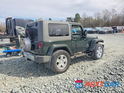 Trzecie zdjęcie samochodu z tyłu: 2010 JEEP WRANGLER SAHARA VIN:1J4AA5D19AL123176 - miniatura