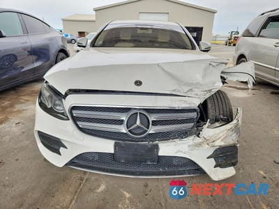 Piąte zdjęcie samochodu w środku: 2020 MERCEDES-BENZ E 450 4MATIC VIN:WDDZF6JB6LA727821 - miniatura