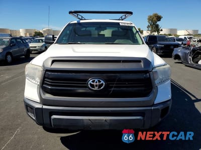 Piąte zdjęcie samochodu w środku: 2017 TOYOTA TUNDRA SR VIN:5TFUM5F19HX074068 - miniatura