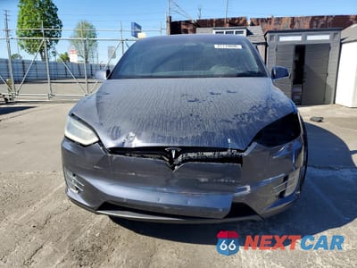 Piąte zdjęcie samochodu w środku: 2017 TESLA MODEL X VIN:5YJXCAE25HF038102 - miniatura