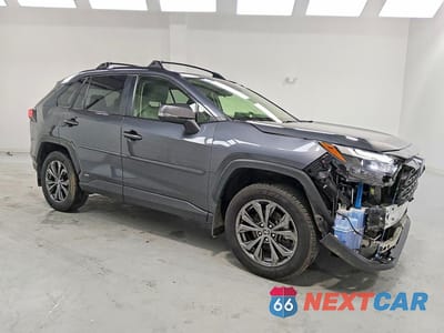 Czwarte zdjęcie samochodu z boku: 2023 TOYOTA RAV4 HYBRID XLE PREMIUM VIN:JTMB6RFV1PD087957 - miniatura