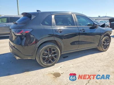 Trzecie zdjęcie samochodu z tyłu: 2024 HONDA HR-V SPORT VIN:3CZRZ2H50RM704244 - miniatura