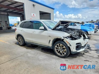 Czwarte zdjęcie samochodu z boku: 2023 BMW X5 XDRIVE45E VIN:5UXTA6C01P9N92618 - miniatura