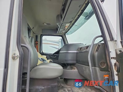Piąte zdjęcie samochodu w środku: 2023 VOLVO VN VNL VIN:4V4NG9EJ5PN611828 - miniatura
