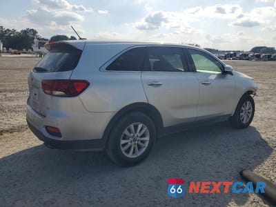 Trzecie zdjęcie samochodu z tyłu: 2019 KIA SORENTO LX V6 VIN:5XYPG4A5XKG492657 - miniatura