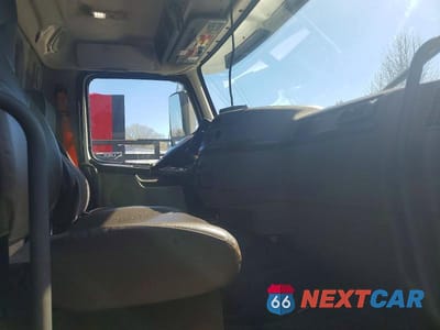 Piąte zdjęcie samochodu w środku: 2018 VOLVO VNL SEMI TRUCK VIN:4V4N39TG7JN988235 - miniatura