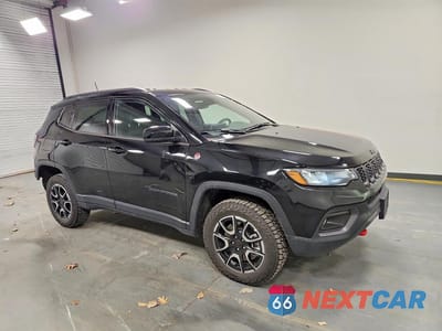 Czwarte zdjęcie samochodu z boku: 2025 JEEP COMPASS TRAILHAWK VIN:3C4NJDDN0ST621728 - miniatura