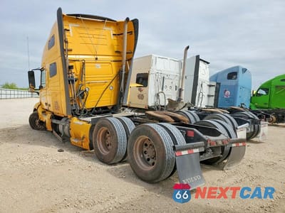Trzecie zdjęcie samochodu z tyłu: 2020 VOLVO VNL SEMI TRUCK VIN:4V4NC9EH0LN262774 - miniatura