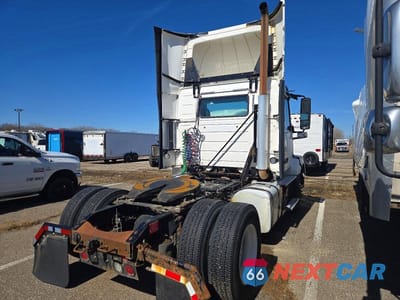 Czwarte zdjęcie samochodu z boku: 2016 VOLVO VNL SEMI TRUCK VIN:4V4N39TGXGN965668 - miniatura