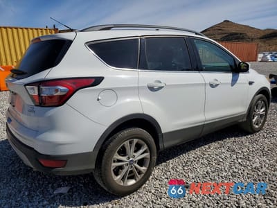 Trzecie zdjęcie samochodu z tyłu: 2018 FORD ESCAPE SE VIN:1FMCU0GD6JUC35972 - miniatura