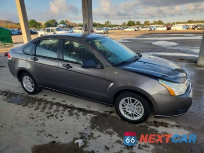 Czwarte zdjęcie samochodu z boku: 2010 FORD FOCUS SE VIN:1FAHP3FN9AW138742 - miniatura